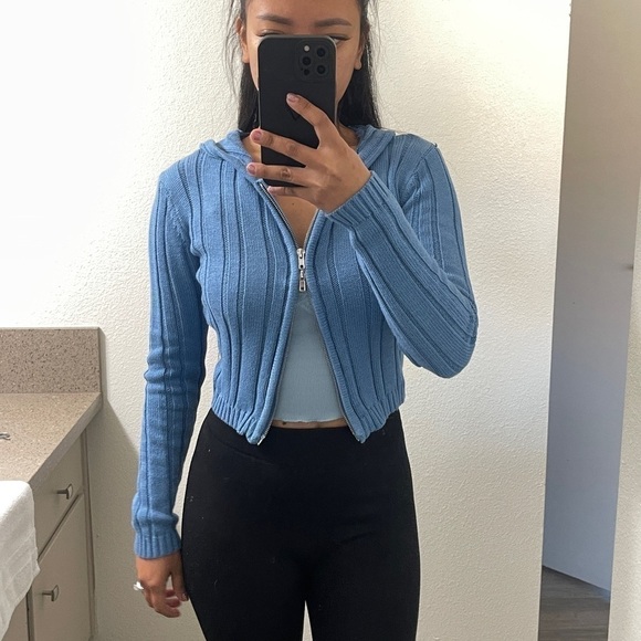 BIN#5 - FASHION NOVA Women’s Small Hooded Cropped Sweater - Picture 7 of 14